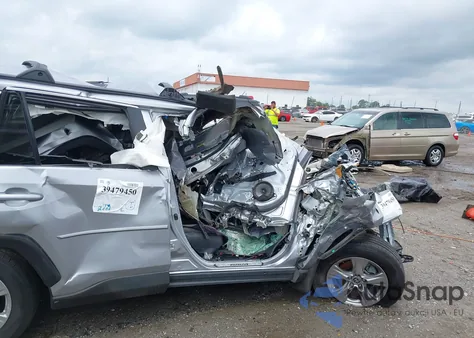 2022 Toyota Rav4 Xle z USA, uszkodzony, nr VIN 2T3W1RFV3NC207369